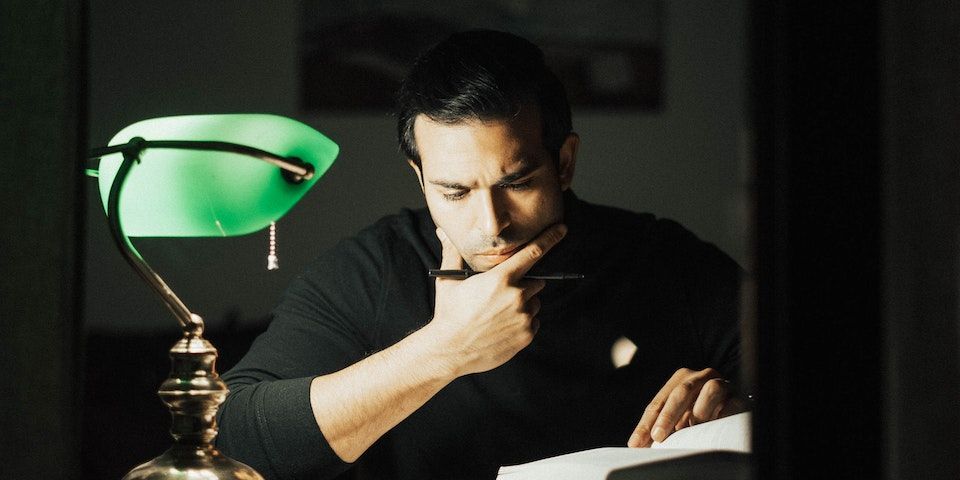 apprenez à négocier efficacement les agios, les conditions de votre carte bancaire et les taux de votre prêt immobilier avec votre banquier pour optimiser vos finances.